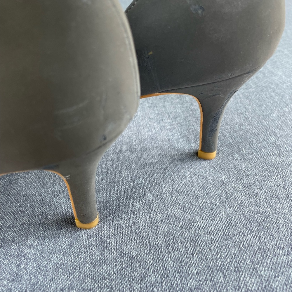 Women’s gray suede heels size 6 - Picture 7 of 8